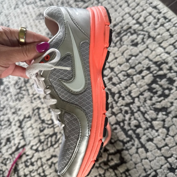 Nike Women's Relentless Air 4- Metallic Silver and Coral Athletic Shoes - Picture 3 of 5